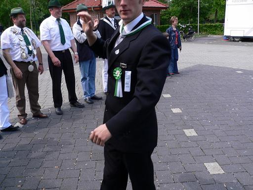 05d_51 neuer K.jpg - Rolf möchte auch eine Kette um haben und wenn's eine in grün-weiss ist.